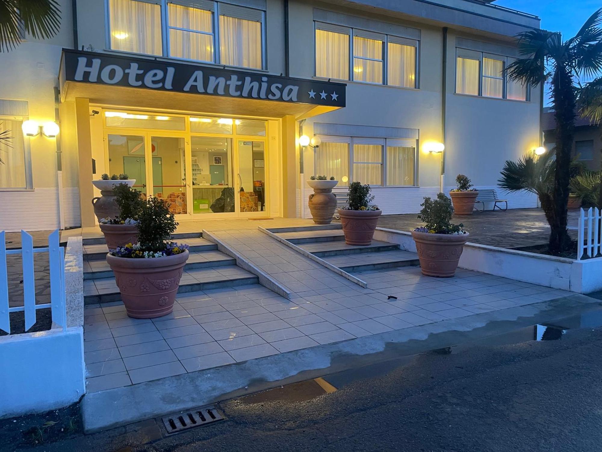 Nuovo Hotel Anthisa Лидо ди Савио Екстериор снимка