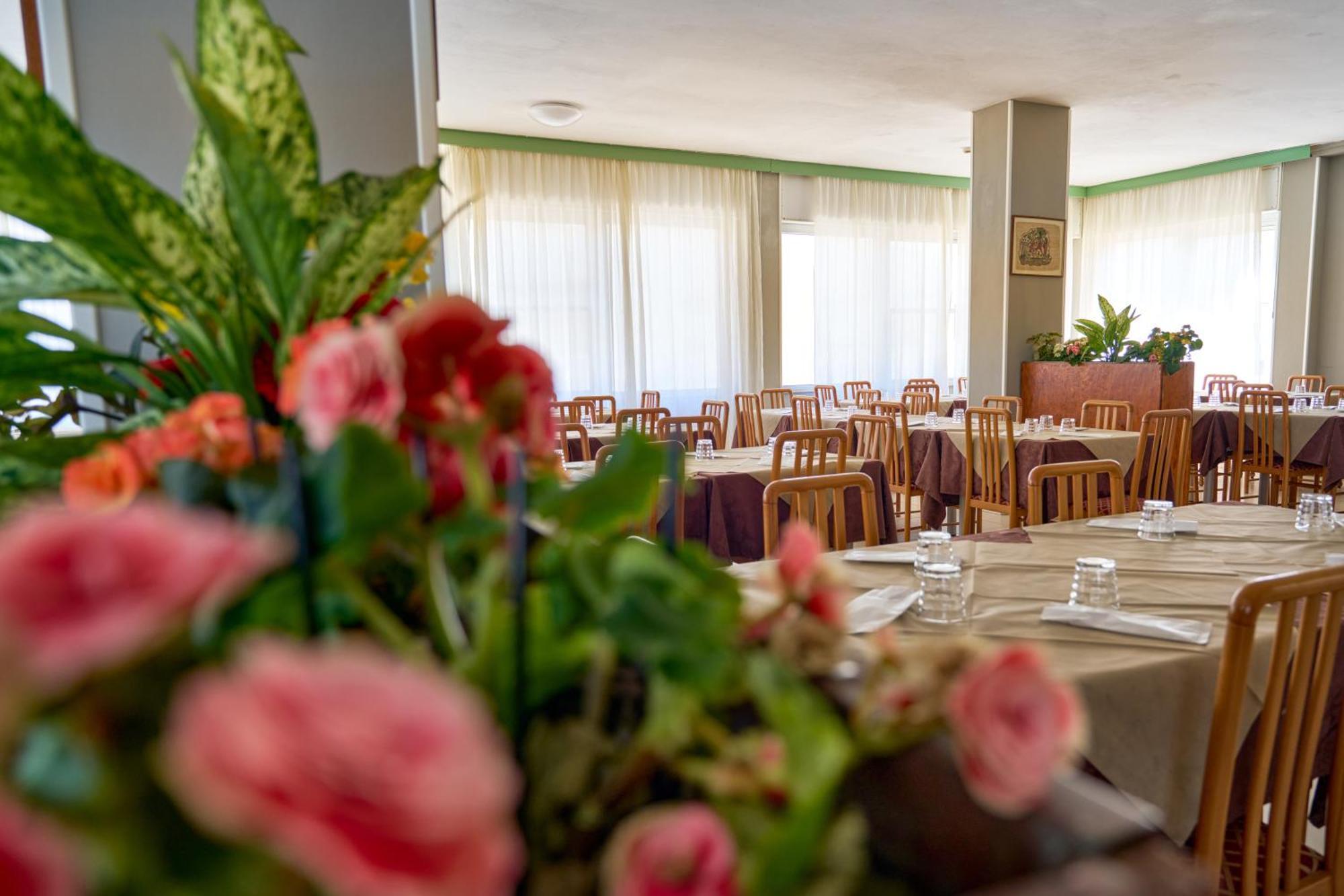 Nuovo Hotel Anthisa Лидо ди Савио Екстериор снимка