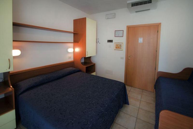 Nuovo Hotel Anthisa Лидо ди Савио Стая снимка
