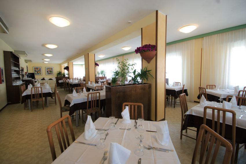 Nuovo Hotel Anthisa Лидо ди Савио Екстериор снимка