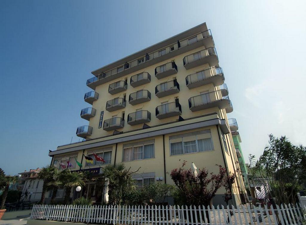 Nuovo Hotel Anthisa Лидо ди Савио Екстериор снимка