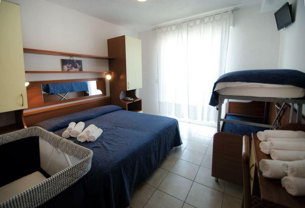 Nuovo Hotel Anthisa Лидо ди Савио Стая снимка